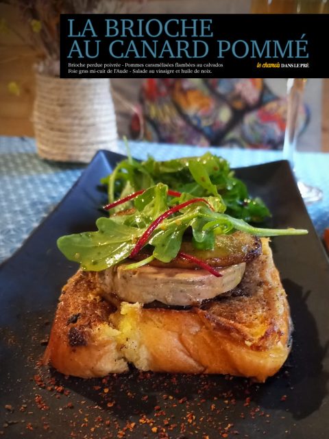 Hey l'épicurien(ne)
Je reviens de vacances et je reviens avec quelques idées nouvelles.
Je vais commencer doucement sinon je vais te perdre. Je te connais, trop de saveurs et tu vas vouloir tout goûter :-)
Sur le fil rouge de la roulotte, voici un plat signature avec un nom un peu long je te l'accorde. De la brioche vendéenne en version perdue, de la pomme flambée au calvados et du foies gras de l'Aude mi-cuit. Un peu de salade au vinaigre et huile de noix et je te promets une balade emplie d'explosions de saveurs.
Tu viens quand ??
#foiegras #laferrieresousjougne #gastronomie #lechamoisdanslepre #restaurantjougne