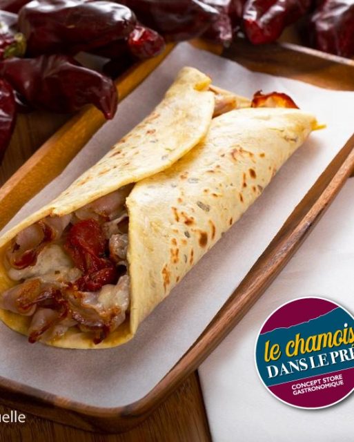 Hey l'épicurien(ne)
Ce jeudi commence une nouvelle aventure dans ta roulotte préférée.
Connais-tu le Talo basque ??
J't'explique :
Le talo est, à l’origine, une galette de farine de maïs traditionnelle du Pays basque et était utilisée comme pain dans les fermes. Maintenant, le Talo est une galette traditionnelle de blé et maïs. On le déguste généralement pendant les fêtes de villages et autres évènement festifs. On l’appelle également le sandwich du berger en raison de son côté rustique et simple.
Tu me connais, je te propose de venir déguster ce pur produit traditionnel dans sa forme la plus rustique ou dans des propositions signatures.
Je te mets le menu que tu puisses découvrir tout cela.
Cela sera tous les jeudis (ou vendredi si il en reste).
Tu veux venir ?? un sms au 0649580264 ou un coup de fil c'est encore mieux.
A très vite :-)
Tiens je te laisse une petit vidéo... ils en parlent tellement bien :-)
https://www.youtube.com/watch?v=XrvIMxQPyNA
#restaurantjougne #lechamoisdanslepre #gastronomie #laferrieresousjougne #paysbasque #gateaubasque #talobasque