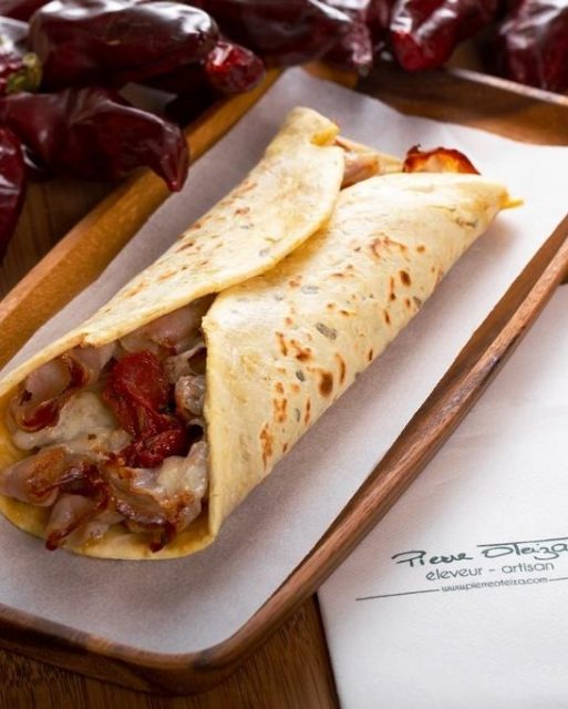 Hey l'épicurien(ne)
Connais-tu le Talo basque ??
J't'explique :
Le talo est, à l’origine, une galette de farine de maïs traditionnelle du Pays basque et était utilisée comme pain dans les fermes. Maintenant, le Talo est une galette traditionnelle de blé et maïs. On le déguste généralement pendant les fêtes de villages et autres évènement festifs. On l’appelle également le sandwich du berger en raison de son côté rustique et simple.
Tu me connais, je te propose de venir déguster ce pur produit traditionnel dans sa forme la plus rustique ou dans des propositions signatures.
Je te mets le menu que tu puisses découvrir tout cela.
Cela sera tous les jeudis (ou vendredi si il en reste).
Tu veux venir ?? un sms au 0649580264 ou un coup de fil c'est encore mieux.
A très vite 🙂
Tiens je te laisse une petit vidéo... ils en parlent tellement bien 🙂
https://www.youtube.com/watch?v=XrvIMxQPyNA
#restaurantjougne #lechamoisdanslepre #gastronomie #laferrieresousjougne #paysbasque #gateaubasque #talobasque