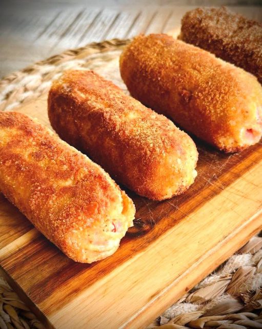 Hey l épicurien-ne- 
Je sens bien que tu souhaites de la nouveauté… je parle culinaire bien sûr !! 
Alors je te propose une petite dinguerie !! 
Un cordon bleu de magret de canard !!
J t’explique ! 
Escalope de magret de canard 
Jambon blanc (il faut bien laisser un peu de la recette d origine🤦‍♂️) 
Et fromage de brebis Ardi Gasna et bien sûr le tout pané maison
Le tout sur un écrasé de pommes de terre  et de la piperade !! 
Bon ! deux petits choses …. Tu dois le réserver si tu veux goûter🤷‍♂️ 
Et surtout prépares toi !! Tu n es pas prêt à autant de saveurs sur ce classique revisité !!! 
Cela commence ce samedi 21 fevrier !! 
Tu viens quand ?? 
🤩🎊🎉