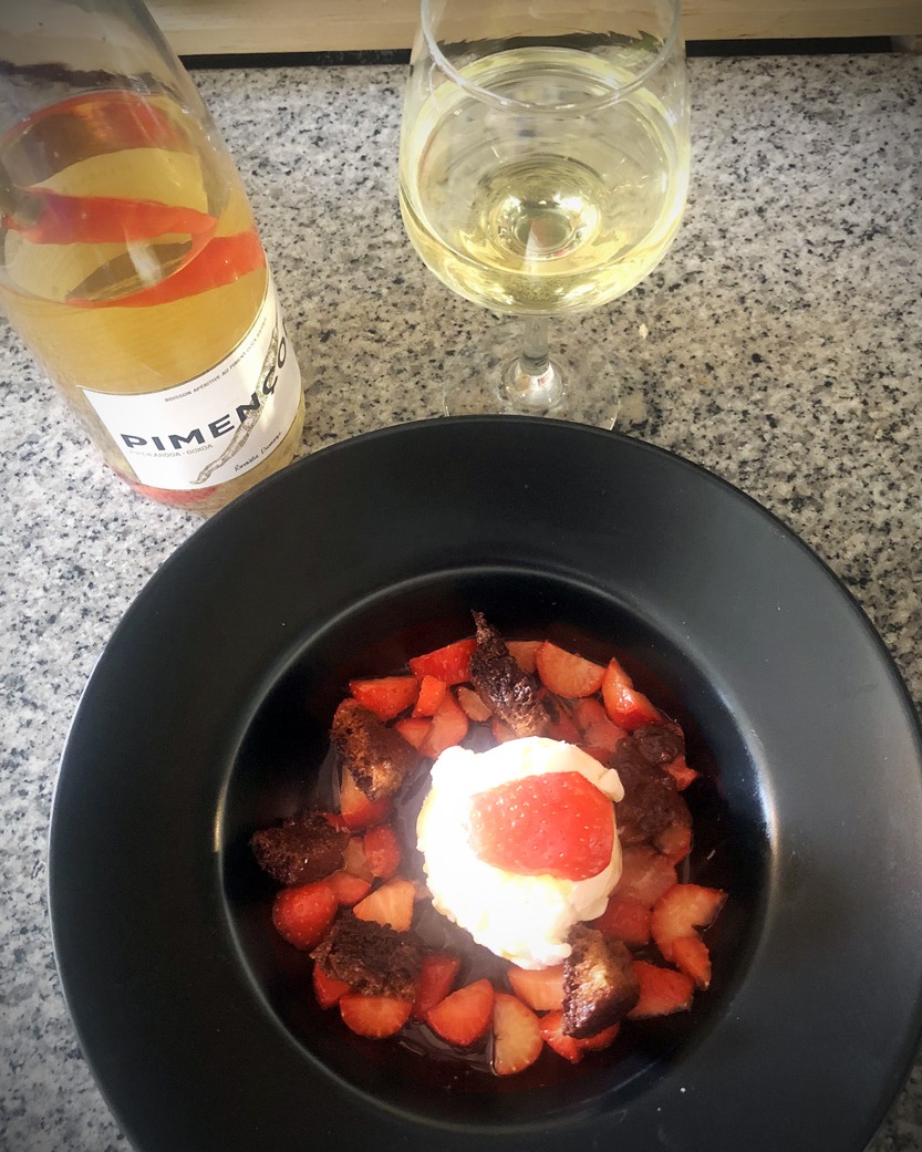 Heyyy l'épicurien-ne
Je sais pas pour toi mais pour ma part, quand je vois des fraises... surtout celles de mon Sud-Ouest, je craque !
Mais tu me connais je peux pas faire simple. J't'explique !
Une base de Gariguette (tu sais... les fraises de Marmande), quelques morceaux de brioche cuits au caramel beurre salé, ET, tiens toi bien !! de la glace au fromage de chèvre !!!! Une dinguerie que tu ne vas trouver qu'à la roulotte. Tu rajoutes un peu de miel et c'est une explosion.
Il ne te reste plus qu'à te remettre de ton émotion et tu viens goûter cela. Avec le soleil qui arrive !!! dépêche-toi quand même
#lechamoisdanslepre #vinaupiment #jougne #gariguette #glaceauchèvre