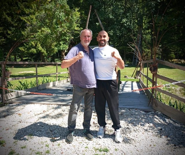 Hey l'épicurien-ne.
j'adore quand mes clients viennent faire découvrir la roulotte à leur grand pote ou la famille.
Mais quand celui-ci est 10 fois champion du monde de kick-boxing, 6 fois d'europe et j'en passe, les discussions tournent autour du sport et moins de la gastronomie. Un grand merci M. Codron de ta zenitude et de ton partage sur la terrasse. Sportif et épicurien... un magnifique mélange.
Au plaisir de se recroiser pour partager de nouveaux mets... et discussions sportives.
Bruce Codron @bruce_codron