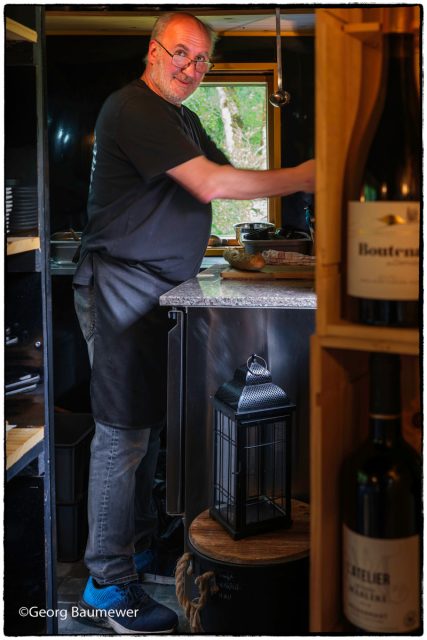 Une grand merci à M.Georges Baumewerd pour ce superbe reportage pris pendant qu'il partageait les produits de la roulotte.
Encore une très belle rencontre que cette tablée épicurienne.
Au plaisir de vous revoir 🥳🤩🙏
#lechamoisdanslepre #gastronomie #laferrieresousjougne #cassoulet #briocheperduecaramelbeurresalé